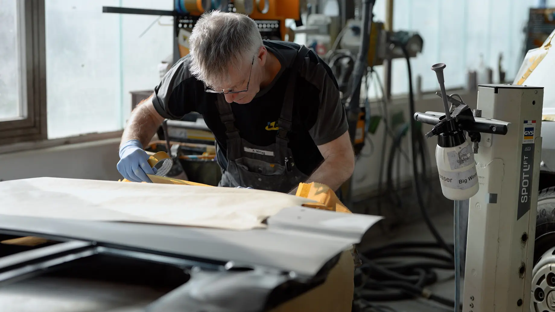 Mitarbeiter der LackPlus GmbH in Werkstatt – Szene aus einem Imagefilm für die Firma Lackplus GmbH, produziert von Charlie Grashoff - The C/A Studio, Fotografie & Videoproduktion in Leipzig & deutschlandweit. Imagefilme, Corporate Videos, Brandfilme, Eventfilme, Industriefilme & mehr. Fotografie Leipzig. Unternehmensfotografie. Businessfotografie.