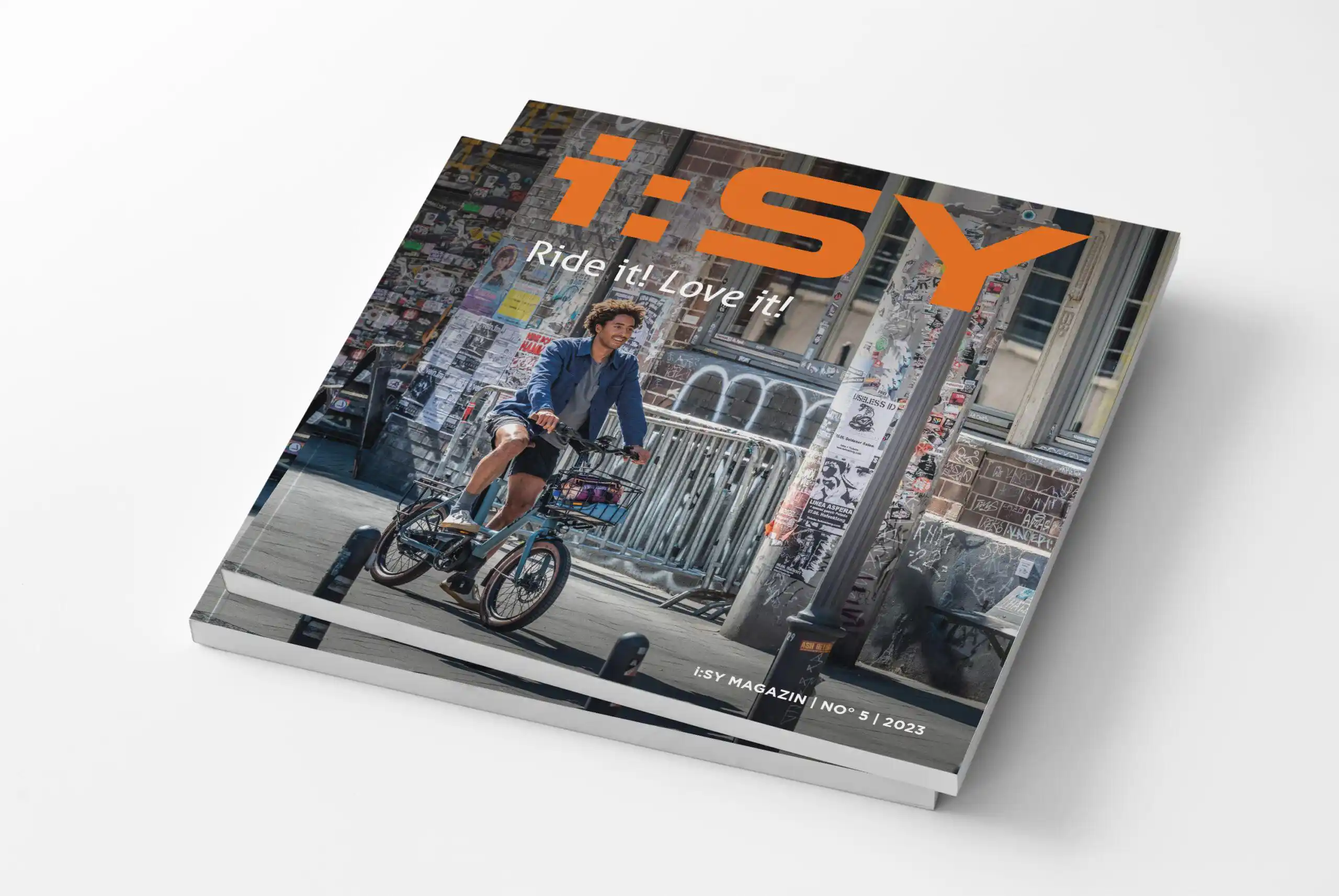 i:SY Magazin für die i:SY GmbH & Co. KG. Illustration Leipzig. Grafikdesign Leipzig. The C/A Studio. Charlie Grashoff. Videoproduktion Leipzig. Auflage: 20.000. Grafikdesign Halle. Grafikdesign Magdeburg. Grafikdesign Dresden.