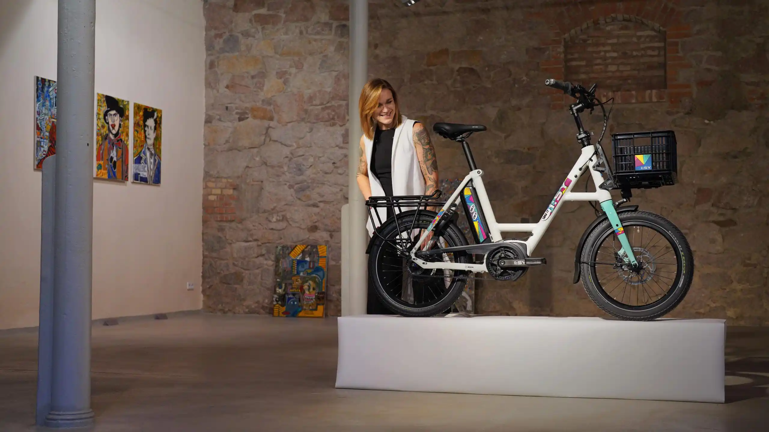 i:SY E-Bike mit Person in Museum – Fotografie für den Social Media Feed der Firma i:SY GmbH & Co. KG, produziert von Charlie Grashoff - The C/A Studio, Videoproduktion in Leipzig. Projekte deutschlandweit. Imagefilme, Corporate Videos, Brandfilme, Eventfilme, Industriefilme & mehr. Fotografie Leipzig. Werbefilm Produktion. Social Media Leipzig.